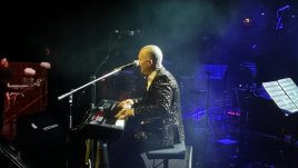 Джазменът Боби Вълчев свири на една сцена с Том Джоунс