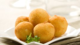 Панирани топки моцарела 