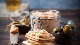 Салата с риба тон и мариновани чушки