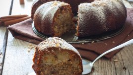 Сладкиш с ябълки, стафиди и ядки