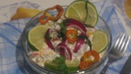 Салата с рулца от раци и маслини