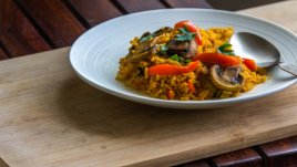 Веган ориз с чушки и гъби