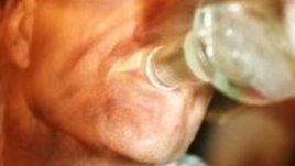 Той пие, как да постъпя?