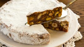 Бисквитена торта с ядки и сушени плодове