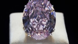 Диамантът „Розова звезда“ бе продаден за рекордна сума 