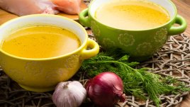 Домашен бульон от пилешки гърди и зеленчуци 