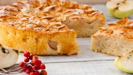 Богат кекс с ябълки и смокини 