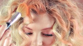 Как да направите цветни кичури в косата си с помощта на сенки и руж