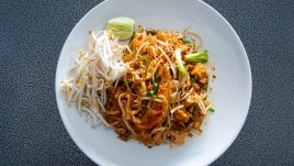 Пад тай с пилешко и фъстъци