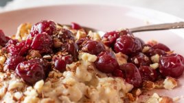 Овесена каша с череши и бадеми 