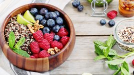 Закуска с киноа, боровинки, малини и кленов сироп 