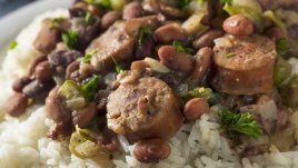 Наденица с боб върху канапе от ориз