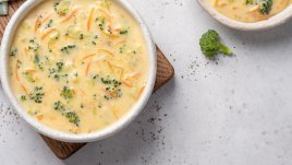 Крем супа с печени броколи и сметана