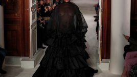 Наоми Кембъл дефилира в разкошна рокля на ревю на Valentino