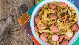 Зеле на тиган с наденица и бекон