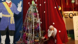 Дай ми радост за подарък, а не чорапи и жилетка