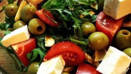 Салата с рукола, маслини и сирене