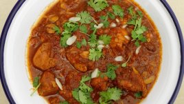 Пилешки гърди в доматен сос