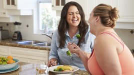 Как приятелите пречат на отслабването?