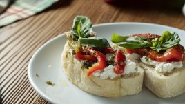 Печени чушки с чесън и сирене