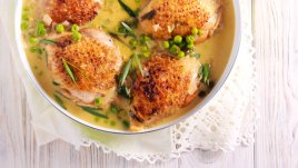 Пилешки бутчета със сметанов сос и грах