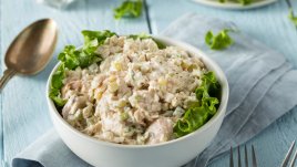 Пилешка салата с майонеза, целина и краставички 