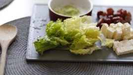 Салата с айсберг, нахут и ечемик