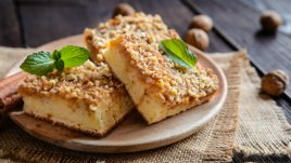 Кекс с настъргани ябълки, канела и орехи