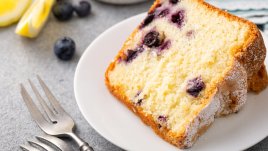 Кекс с бадеми и сини боровинки