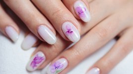 Цветята и пеперудите като акцент в маникюра