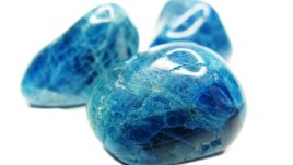 Три сини камъка за балансиране на гърлената чакра