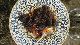 Италиански десерт със сини сливи и ром Prugne al Rum