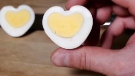 Как да си направите яйца във формата на сърце? (видео)