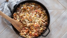 Телешко със зеле и домати