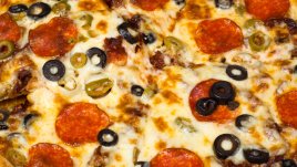 Домашна пица с колбас и моцарела 