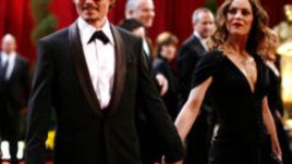 Джони Деп иска да се върне при Ванеса, подари й златен медальон