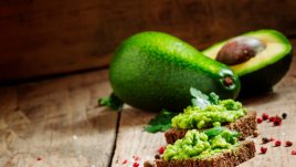 Брускети с авокадо и подправки