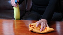 Как да се погрижим за дървените мебели с натурални продукти