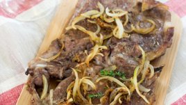Свински пържоли с карамелизиран лук
