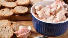 Салата с рулца от раци и майонеза