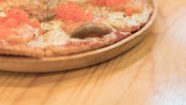 Пица с пушена сьомга и крема сирене