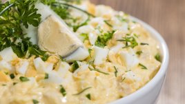 Салата с яйца и шунка