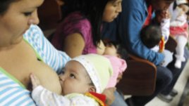 Как да помогне таткото при кърмене?