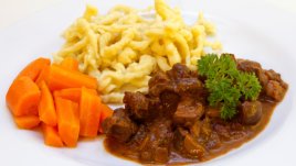 Еленско с розмарин и моркови