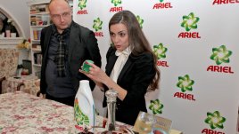 Новата почистваща формула на Ariel течен „прах“ – без петна и с ярки цветове