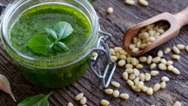 Класическо песто с босилек и кедрови ядки 