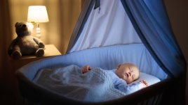 Как да помогнете на бебето да спи в горещите нощи