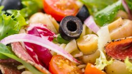 Салата с паста, колбас, моцарела и артишок