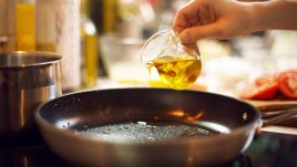 Защо храната залепва по незалепващите ви съдове?