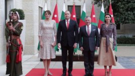 Вижте каква рокля избра Десислава Радева за визитата в Йордания